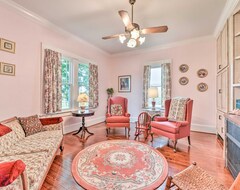 Entire House / Apartment Elegant And Spacious Retreat About 18 Mi To Lake Norman! (Lincolnton, USA)