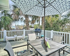 Khách sạn Coastal Hideaway - 0.7 Mi To Beach + Boardwalk! (Carolina Beach, Hoa Kỳ)