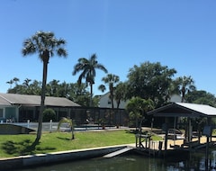 Hotel Tropical Waterfront/ Solar Heated Pool/Dock/Lift, Fishing,Firepit,Pet Friendly (Palmetto, USA)