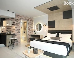 Otel Athinais Luxury Apartments (Chanioti, Yunanistan)