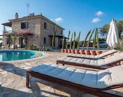 Cijela kuća/apartman Luxurious Stone Villa Near Sea with Pool and large garden amongst Olive Groves (Kalo Nero, Grčka)