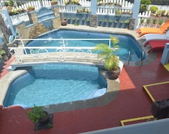 Bed & Breakfast Grand Peninsula Suites (Balanga, Philippines)