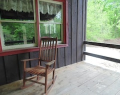 Toàn bộ căn nhà/căn hộ Adirondack Rustic 2 Story- Porch, Swim. Pool, Man Cave & Pool Table-with Wifi (Angelica, Hoa Kỳ)
