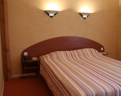 Otel Les 3 Marchands (Bressuire, Fransa)