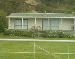 Entire House / Apartment Peaceful Beach-front Holiday Home (Castlepoint, New Zealand)