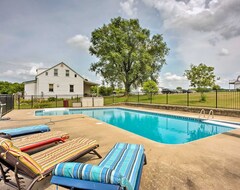 Entire House / Apartment Charming Berger Apt On 42-Acre Farm W/Pool Access (Berger, USA)