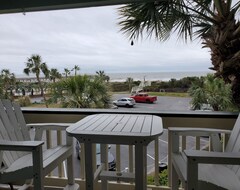 Entire House / Apartment Beautifully renovated oceanfront condo with private balcony and amazing views (Isle of Palms, USA)