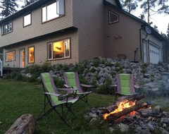 Toàn bộ căn nhà/căn hộ Baldy Mountain Lodge Nordegg, Spacious Sleeps 8, Mountain Views, Fireplace (Nordegg, Canada)
