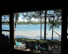 Entire House / Apartment Vintage 3 bedroom cottage with 1.5 bath overlooking Bills Lake, Michigan (Newaygo, USA)