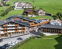 Khách sạn Hotel Alpenroyal (Kastelruth, Ý)