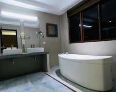 Otel Maafushi Guesthouse With Pool - Family Suite (Maafushi, Maldivler)
