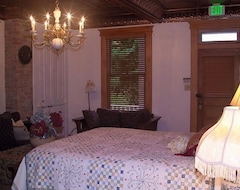 Khách sạn South Broadway Manor Bed And Breakfast (Connellsville, Hoa Kỳ)