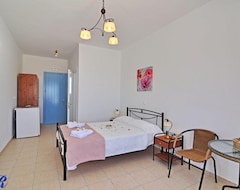 Hotel Sarakiniko Rooms (Adamas, Greece)