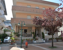 Otel Albergo Larenzia (Cattolica, İtalya)