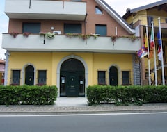 Hotel Borromeo Residenze Service S.a.s (Peschiera Borromeo, Italy)