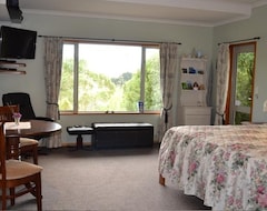 Bed & Breakfast Treetops (Portobello, New Zealand)
