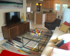 Entire House / Apartment Mid Century Modern 1 Bedroom Apartment (Virginia Beach, USA)