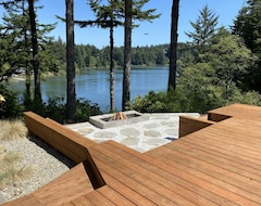 Entire House / Apartment Luxury Cabin Panoramic Water Views Private Getaway (Coos Bay, USA)
