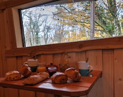 Bed & Breakfast Unusual Cabin With Private Spa (Charnay, Ranska)