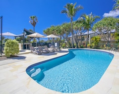 Khách sạn Beach Breakers Resort (Noosa, Úc)