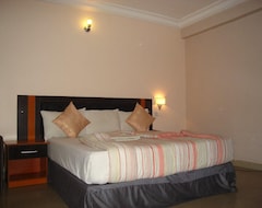 Hotel Nirvana  And Suites (Ogijo, Nigeria)