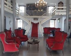 Hotelli Palais Otentik Restaurant N Hotel At Pointe Aux Cannonier Is Well Situated (Curepipe, Mauritius)