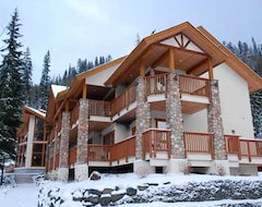 Khách sạn Pinnacle Lodge (Sun Peaks, Canada)