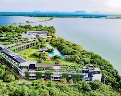 Khách sạn DoubleTree by Hilton Weerawila Rajawarna Resort (Tissamaharama, Sri Lanka)