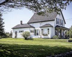 Entire House / Apartment Le Logis Des Abbes Vacation Rental -Surette'S Island, Yarmouth County (Church Point, Canada)