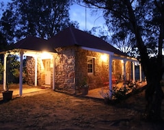Toàn bộ căn nhà/căn hộ Dempster Cottage Is A Stone Cottage Built 1840 Located Between Northam /toodyay. (Buckland, Úc)