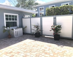 Private Cottage/Courtyard Steps From Downtown Delray And The Chic Ray Hotel (Delray Beach, Sjedinjene Američke Države)