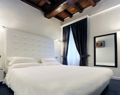 Hotel Pantheon Royal Suite (Rome, Italy)