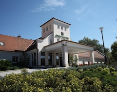 Khách sạn Old Lake Golf Hotel (Tata, Hungary)