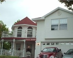 Dove House Bed & Breakfast Harbourside (North Sydney, Canada)