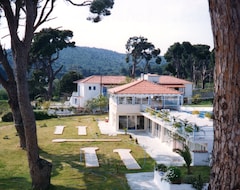Hotel Caravos (Koukounaries, Greece)