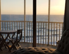 Cijela kuća/apartman New Listing! Penthouse Direct Oceanfront Stunning Views! Newly Renovated 3/2 (Satellite Beach, Sjedinjene Američke Države)