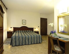 Khách sạn Hotel Il Grappolo D'Oro (Monforte d'Alba, Ý)