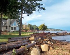 Hotelli Open Design West Coast Home On 1600 Feet Of Private Waterfront (Fanny Bay, Kanada)