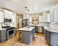 Toàn bộ căn nhà/căn hộ Titletown Executive - Granite, Ss Appliances, Keyless Touchpad Entry (Green Bay, Hoa Kỳ)