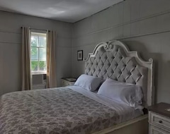 Bed & Breakfast Charlevoix House (Charlevoix, USA)