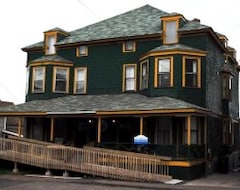 Bed & Breakfast At the Harbourfront Inn (North Sydney, Canada)