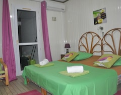 Hotel Tropical Bungalow Near The Beach (Bouillante, Antilles Française)