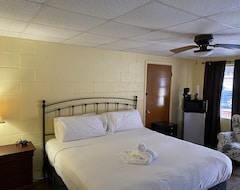 Hotelli King Guest Room Located At The Joplin Inn At The Entrance To Mountain Harbor, Just 2 1/2 Miles From Lake Ouachita. By Redawning (Hot Springs, Amerikan Yhdysvallat)