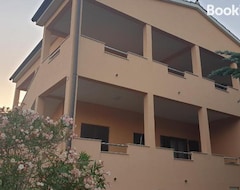 Koko talo/asunto Apartmani Desnica (Obrovac, Kroatia)