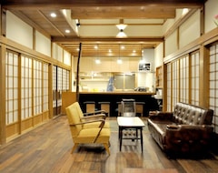 Pansiyon Guest House Takazuri-kita (Nanto, Japonya)