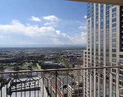 Tüm Ev/Apart Daire Brookstower: 15th Floor Condo W/ Sunset Mountain View, New Tv/furniture/carpet (Denver, ABD)