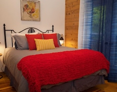 Hotel Runaway Rooster Bnb - The Coop (Prince Edward, Canada)
