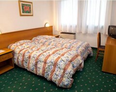 Khách sạn Hotel Roma (Pravisdomini, Ý)