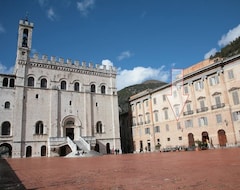 Koko talo/asunto Sumptuous House With Beautiful Panorama In One Of The Most Beautiful Squares In Italy. (Gubbio, Italia)