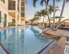 Sunset Cove Top Floor Unit In Resort Hotel Over Looks The Beach A 1/2 Mile Away (Marco Island, ABD)